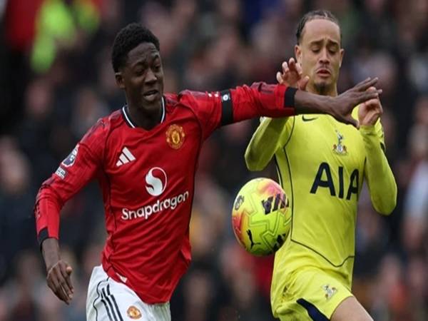 Tin MU: Kobbie Mainoo nhận lời khen từ một cựu cầu thủ